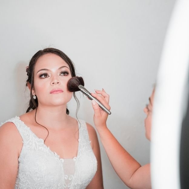mujer aplicando maquillaje para boda en Maquilladora y Esteticista Parla Madrid