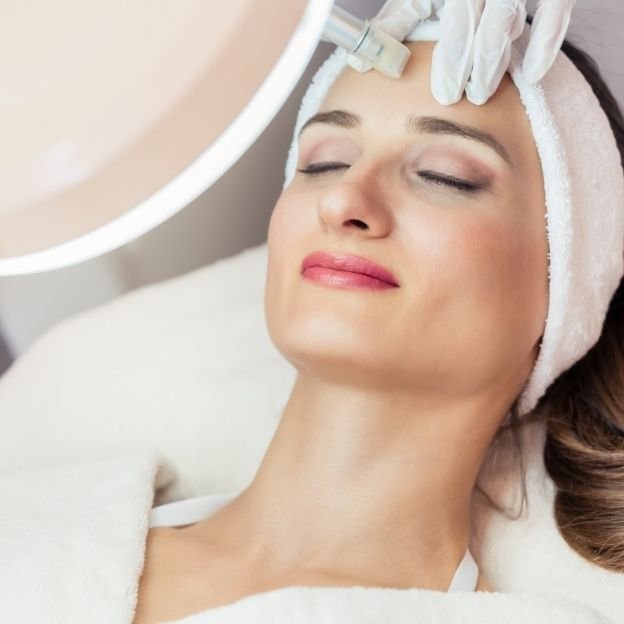 mujer aplicando tratamiento facial con guantes en Maquilladora y Esteticista Parla Madrid